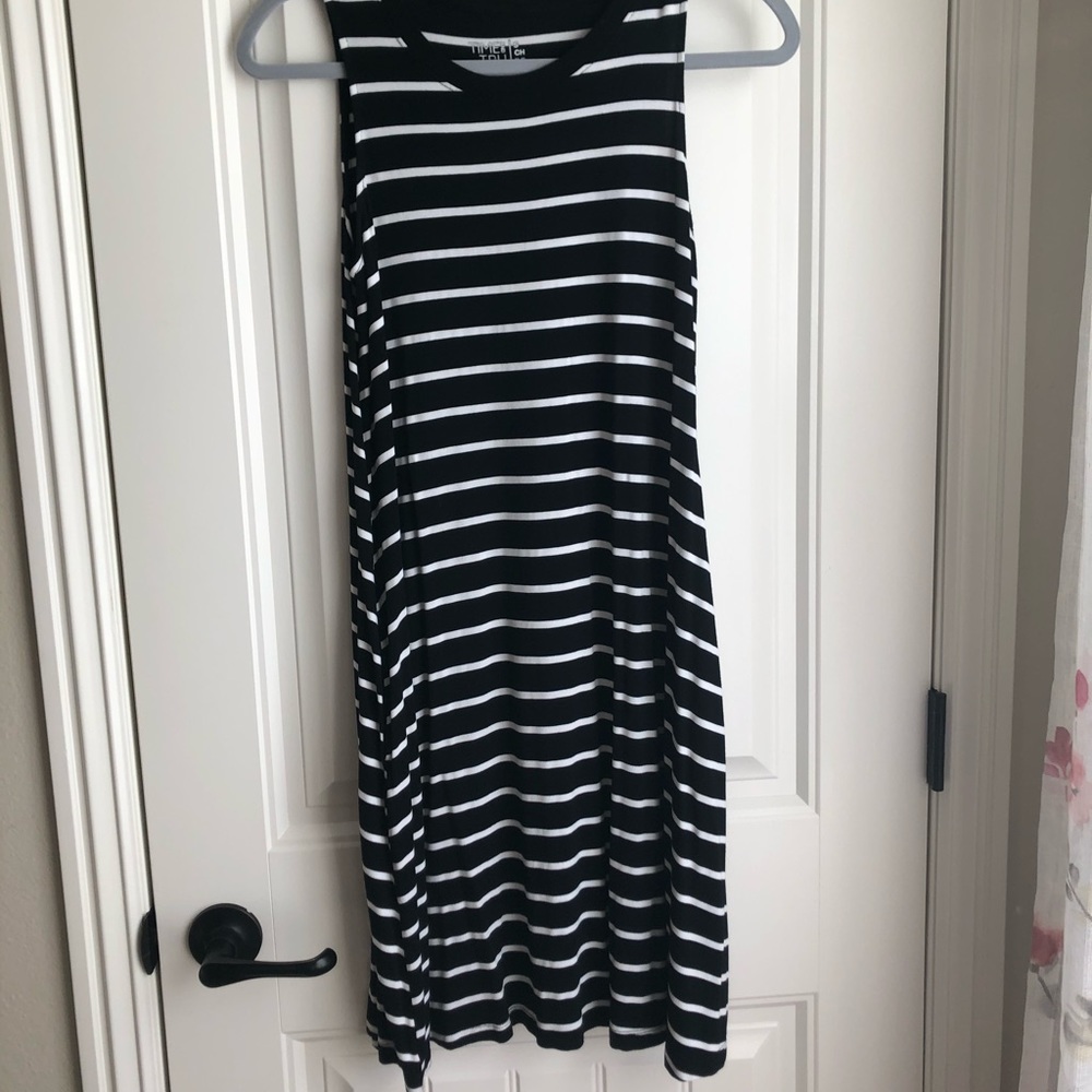 Sleeveless swing dress with pockets
